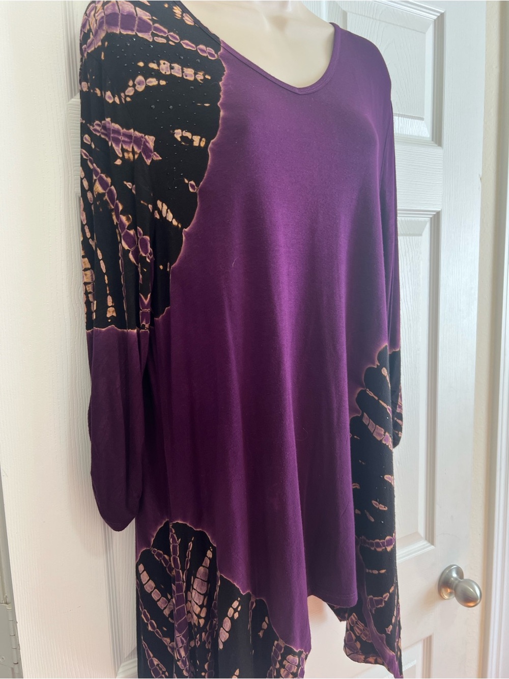 Thomas & Olivia Tunic Top Purple w/ accents of black/w sequins Size XL Beautiful